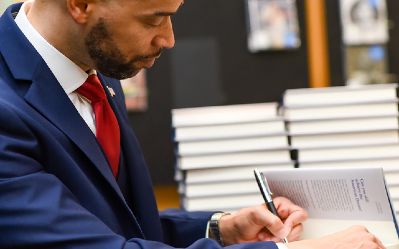 Jason Howell at his book signing at Barnes & Noble Tysons Corner in November 2019